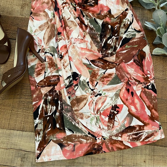 Tropical/Floral Wrap Style Dress ⭐️ Very Flattering Fit - Picture 5 of 9